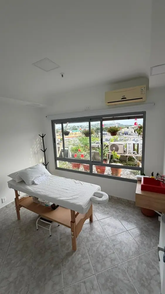 Outra vista da sala de estética com luz natural