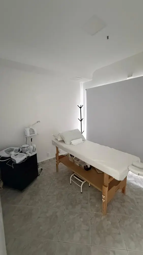 Sala de estética coberta com maca e equipamentos