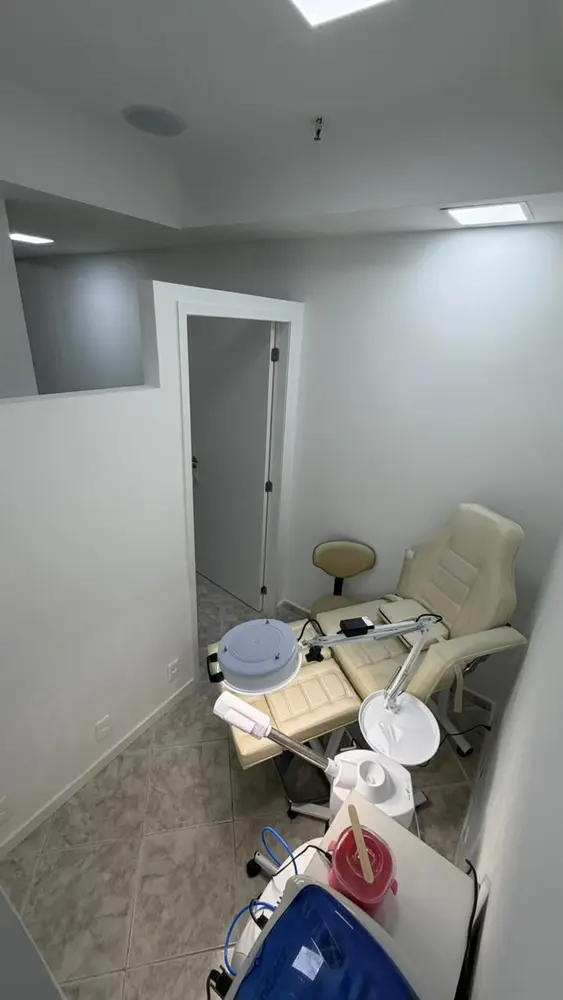 Vista da sala de podologia com equipamentos