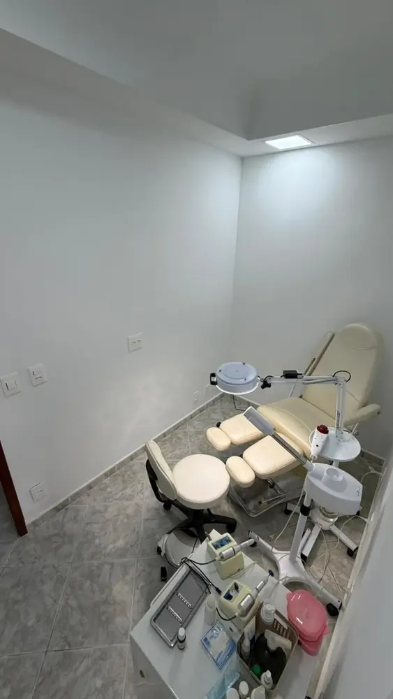 Segunda sala de podologia com poltrona e equipamentos