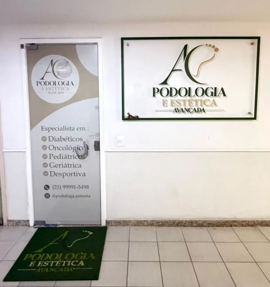 Entrada da clínica com placa e tapete personalizados